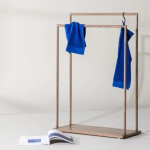 Garderobe Fioran – Minimalistischer Kleiderständer in Mocca-Holzoptik