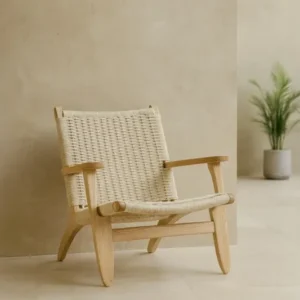 Loungesessel Raisa – mit Holzbeinen & geflochtener Rückenlehne