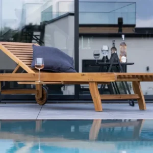 Sonnenliege Olyra - aus Akazienholz mit Rollen