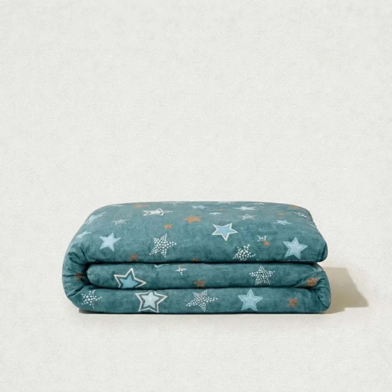 Housse de couette en percale de coton 100 fils/cm², texture lisse et respirante, finition élégante et durable.